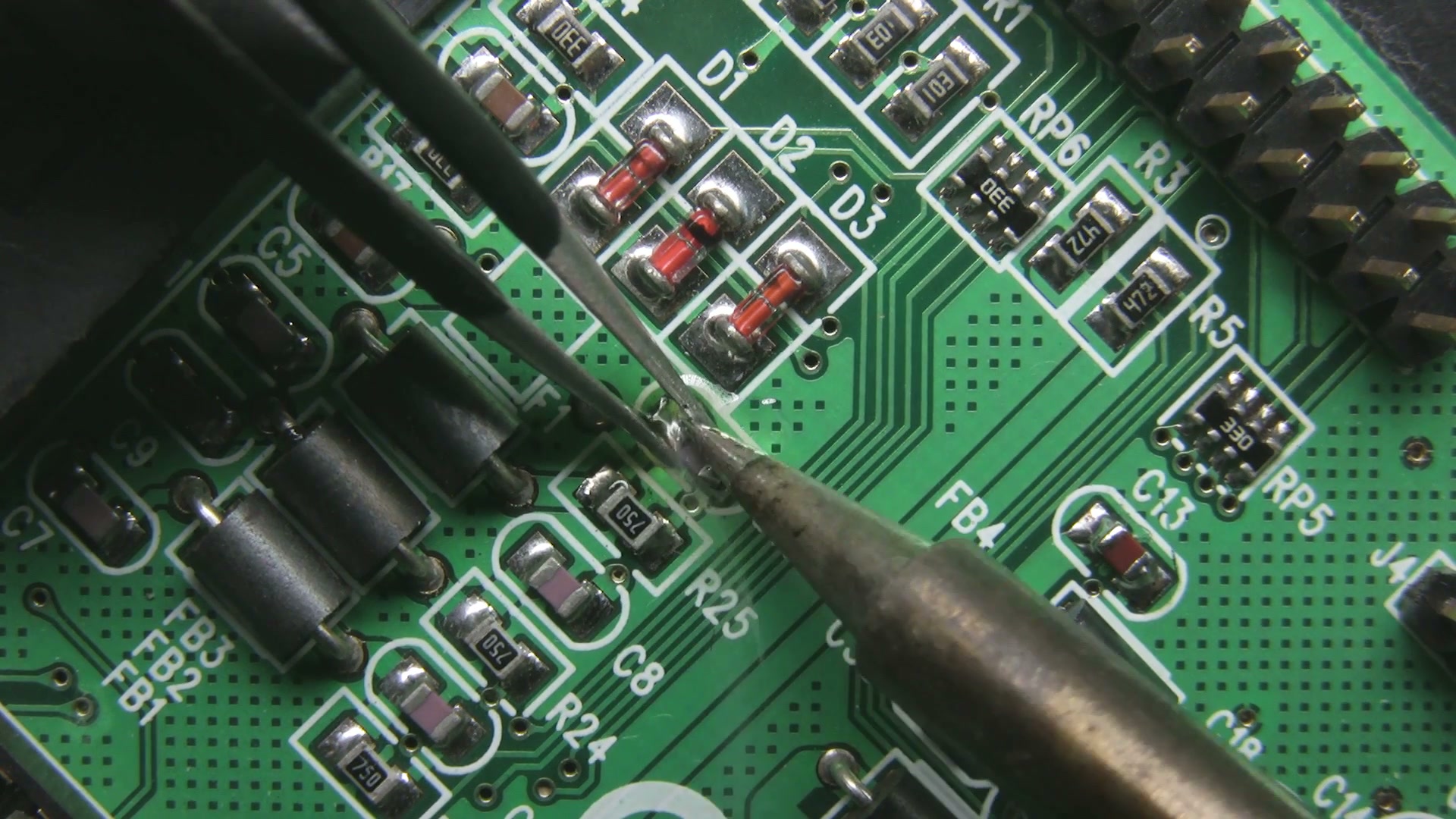PCB 납땜부와 인두 작업을 보여주는 근접 이미지